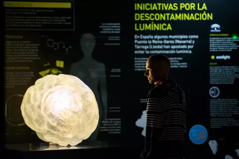  El MUNCYT de A Coruña inaugura la exposición “El lado oscuro de la luz” 