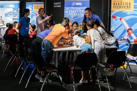 Talleres de construcción de robots submarinos en MUNCYT