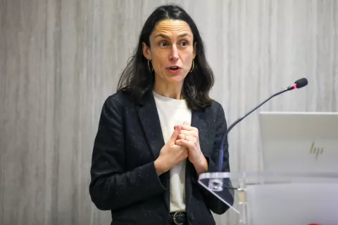 Leire Leguina de FECYT durante su intervención