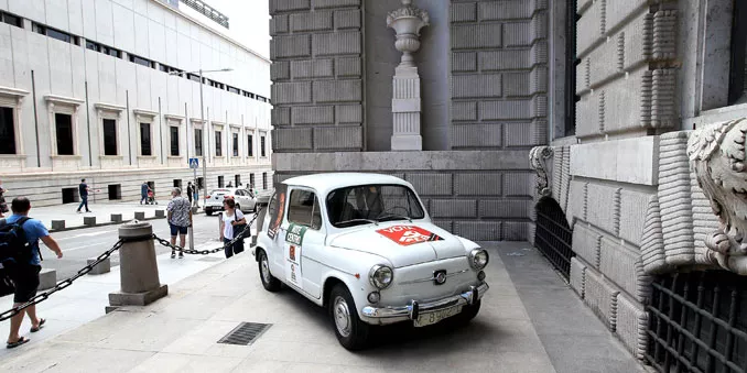 El MUNCYT presta un Seat 600 al Congreso de los Diputados